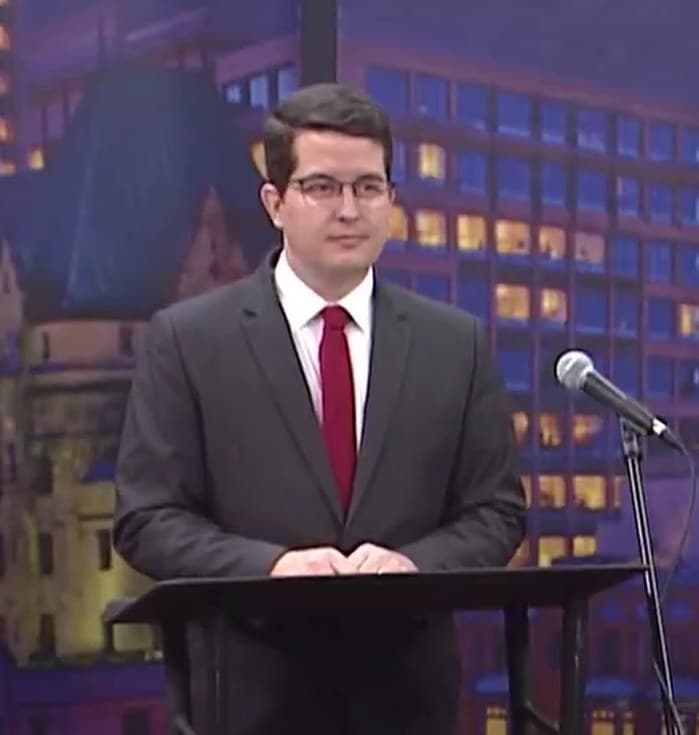 Brandon Bay lors d'un débat provincial sur Rogers TV pendant la campagne de 2025 à Carleton